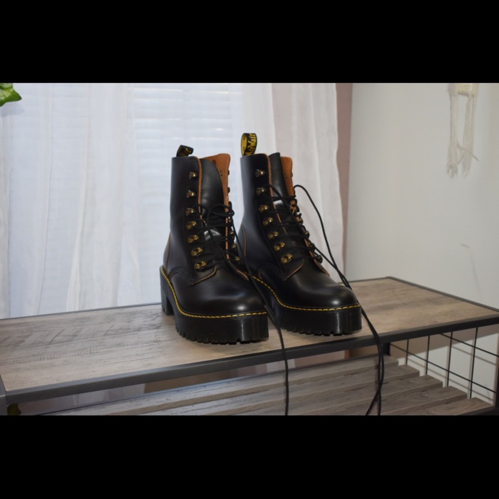 Dr Martens Leona Boot